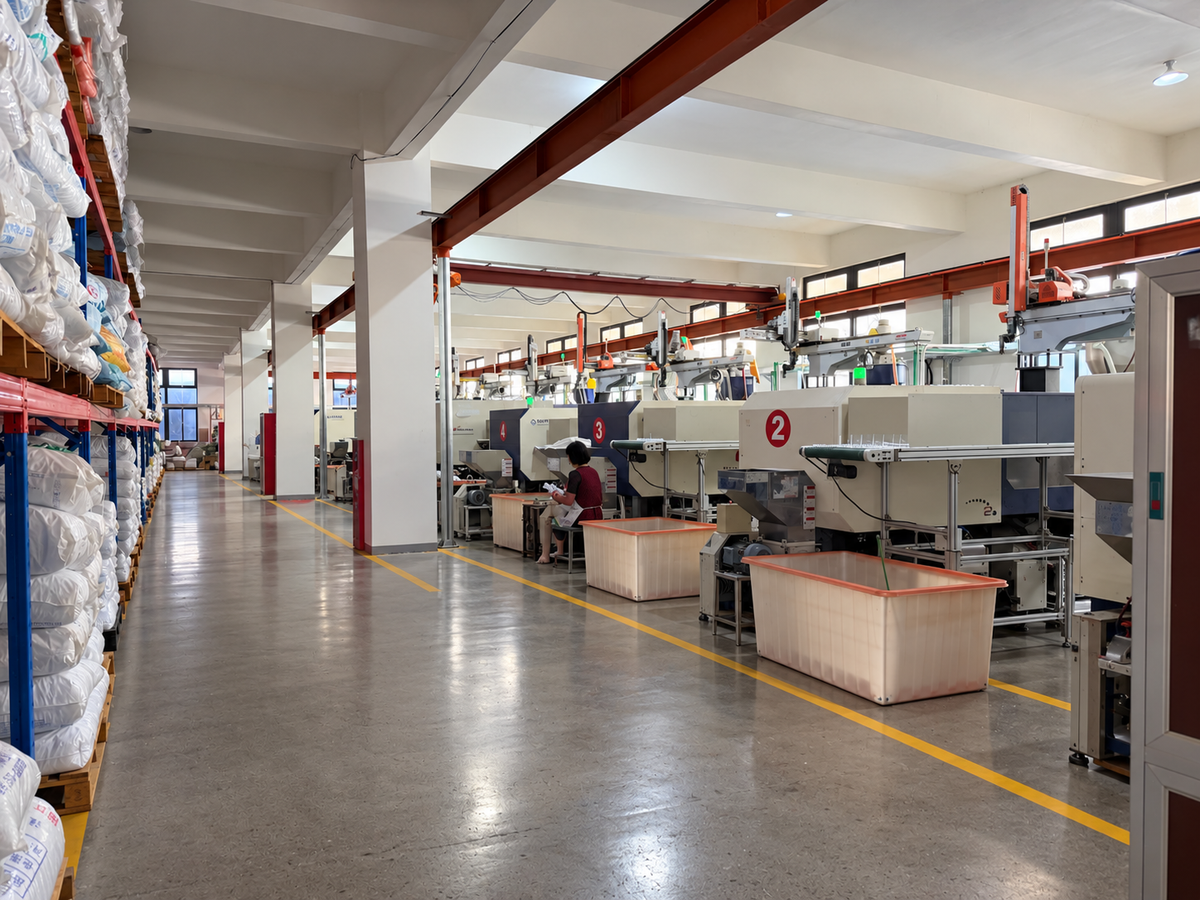 A tidier view of the injection molding line in the lighting factory